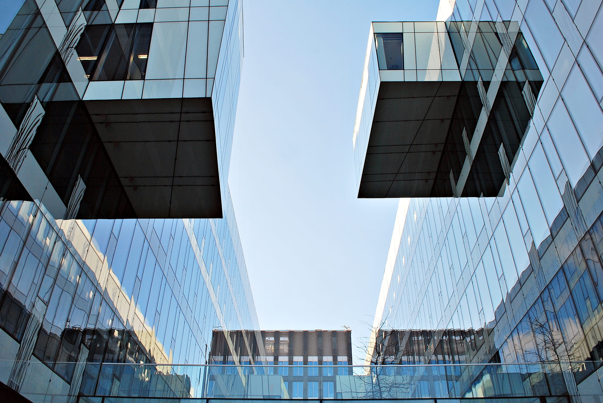 Fachada de vidrio de edificio moderno